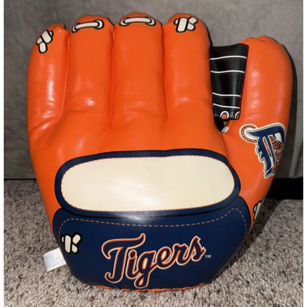 Vintage 2003‎ Detroit Tigers soft Baseball Glove & Pennant plush wall decor